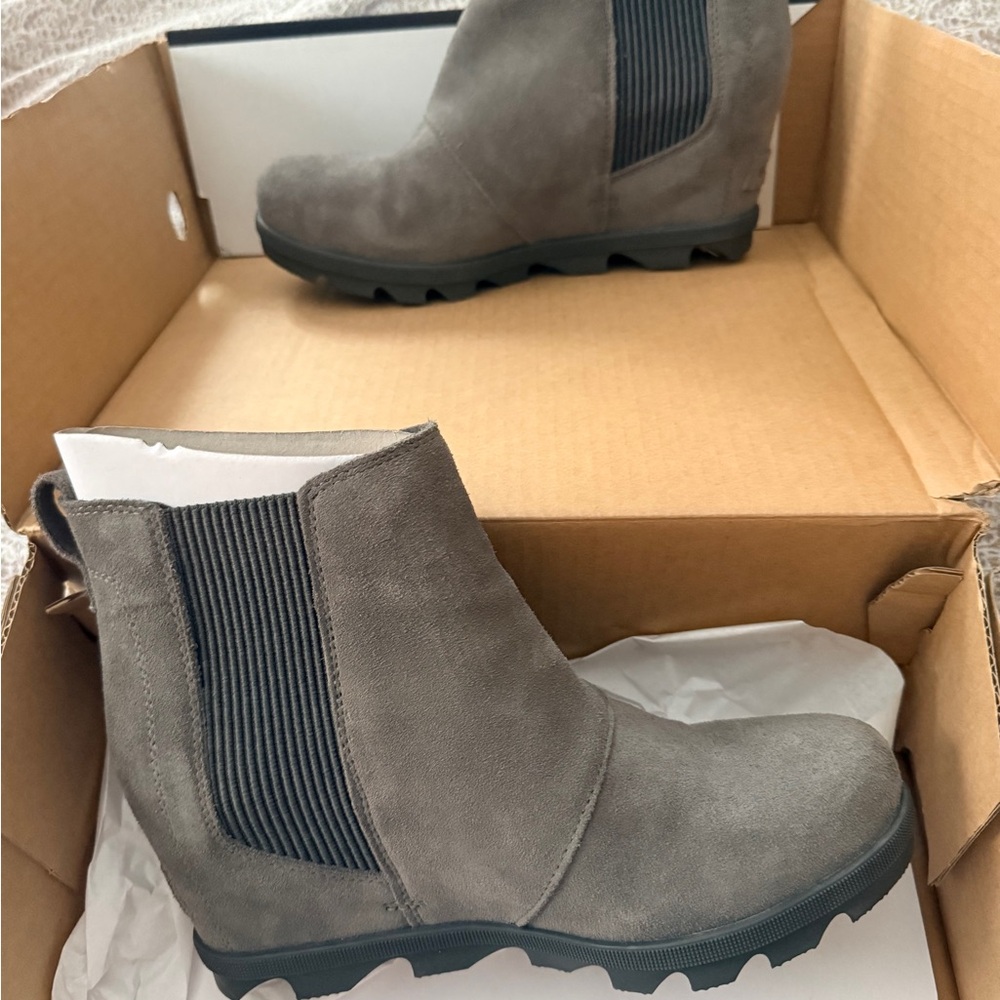 Sorel Size 9 Boots - Picture 2 of 3